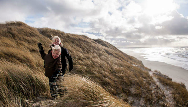 Børn i naturens legeplads i klitterne ved vestkysten